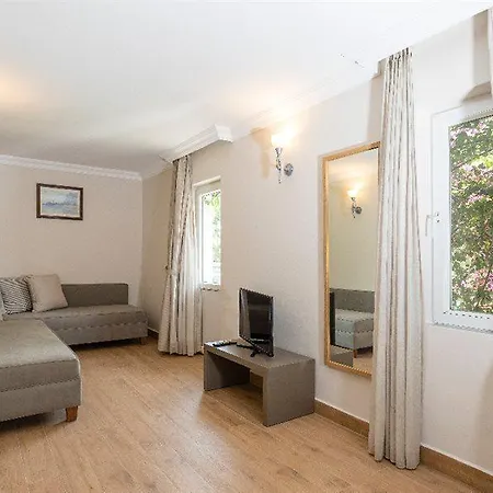 Moonshine & 3* بودروم