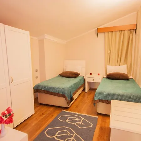 Moonshine & فندق