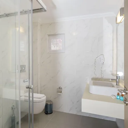 Moonshine & فندق