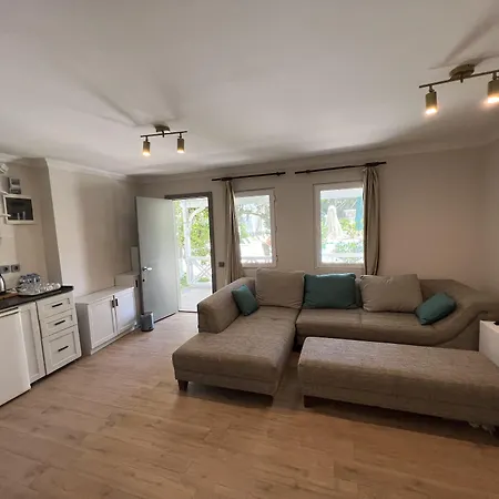 Moonshine & 3* بودروم