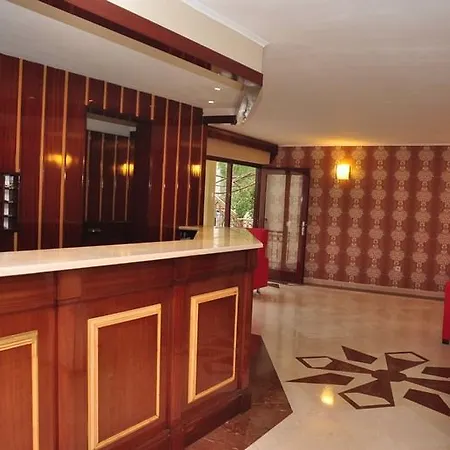 Moonshine & فندق